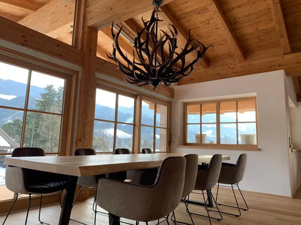 Esszimmer mit Geweihluster