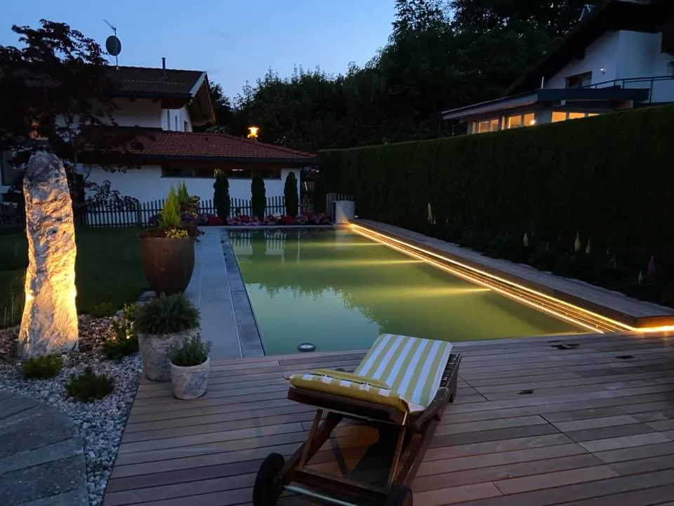 Professionelle Poolbeleuchtung bei Nacht – Elektrotechnik Senf