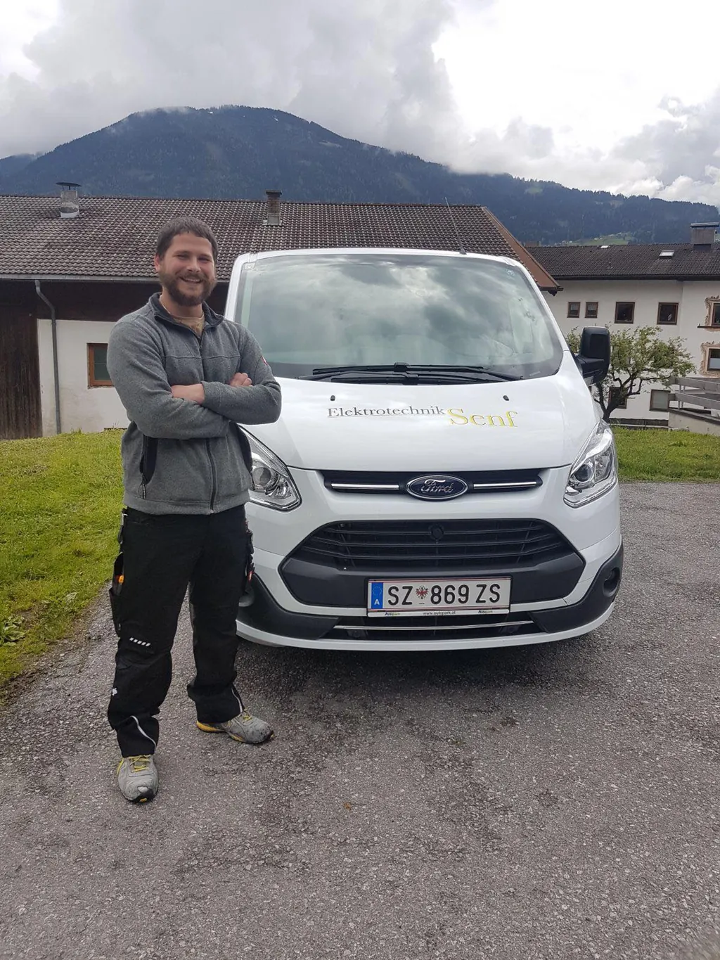 Patrick Senf vor seinem Firmenfahrzeug